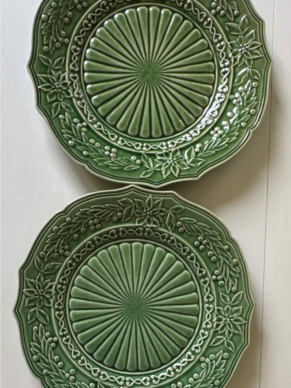 Set of 2 BORDALLO PINHEIRO Green CHRISTMAS Holly Poinsettia 12” PLATES